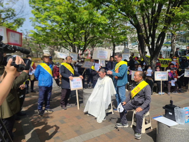 투쟁위원회는 10일, 진주시청 앞 광장에서 집회를 열고 삭발식을 거행했다. 김현우 기자
