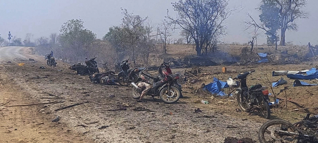 11일(현지시간) 미얀마군이 반군부 진영 행사가 진행되던 북부 사가잉 지역의 한 마을을 공습해 최소 53명이 숨지고 20명이 다쳤다. 공습으로 폐허가 된 현장. AP연합뉴스연합뉴스