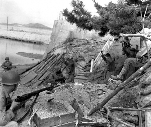 1950년 9월 인천상륙작전 당시 미군이 인천 월미도 엄폐호에 숨은 북한군을 포위해 생포하고 있다. 인천상륙작전기념관 제공