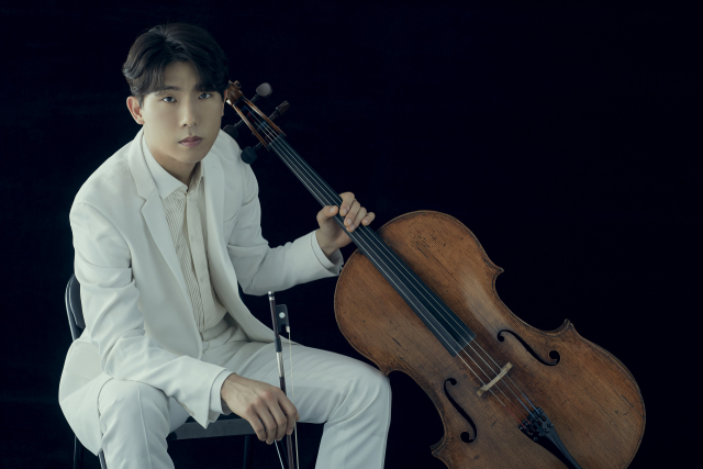 브레멘 필하모닉 오케스트라와 ‘바이올린과 첼로를 위한 이중 협주곡’을 협연하는 첼리스트 문태국. 부산문화회관 제공