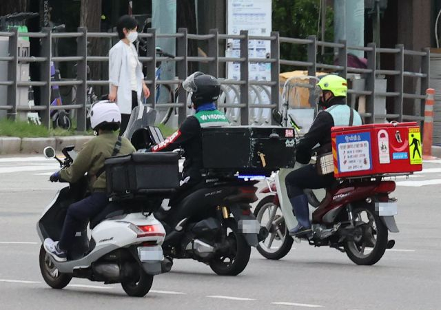 서울 시내에서 배달원들이 오토바이를 타고 이동하고 있다. 기사와 직접적인 연관은 없음. 연합뉴스