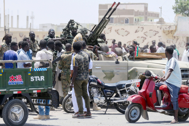 수단의 포트수단시에서 압델 파타 부르한 장군을 지지하는 주민들이 모여있다. AFP연합뉴스