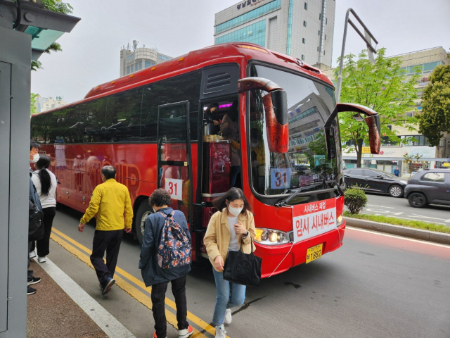 경남 창원 시내버스가 파업에 돌입한 19일 성산구의 한 버스정류장에서 승객들이 대체버스를 이용하고 있다.