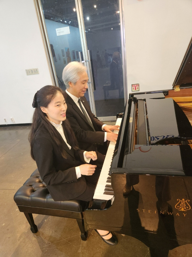 시각장애인 피아니스트 박송이(왼쪽) 씨가 피아노를 연주하는 모습. 박송이 씨 제공