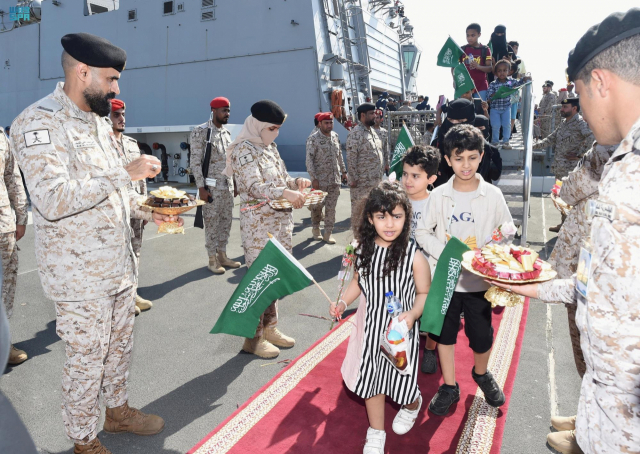 사우디아라비아 왕실 해군들이 22일(현지시간) 수단에서 벌어지는 군벌 간 무력 충돌을 피해 사우디 제다에 도착한 자국민들과 외국인들을 환영하고 있다. 사우디 외무부는 이날 수단에서 철수한 자국민과 외국인 등 157명이 제다에 안전하게 도착했다고 밝혔다. 연합뉴스