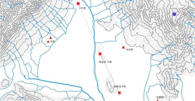 김해분지 해반천 양쪽에 일직선을 이루며 놓여 있는 구산동-대성동-봉황대 3개의 고인돌(빨간 네모). 이성주 제공