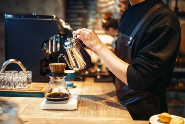 커피에서 카페인을 대부분 제거한 디카페인 커피 인기가 크게 오르고 있다. 지난해 수입량이 역대 최대를 기록했다.