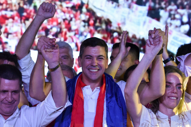 산티아고 페냐(가운데) 파라과이 대통령 당선인이 활짝 웃고 있다. AFP연합뉴스