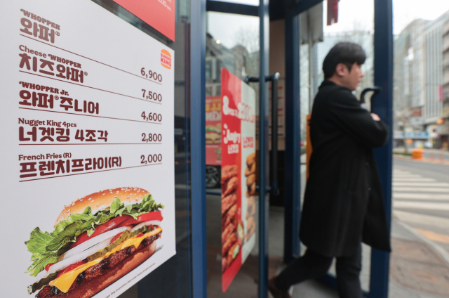 버거킹이 3월 10일 기준 일부 메뉴 가격을 인상했다. 같은달 8일 서울 시내 한 버거킹 매장에 붙은 가격 인상 전 메뉴 및 가격표. 연합뉴스 제공