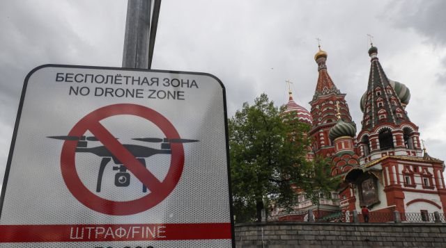 3일(현지시간) 러시아 수도 모스크바 붉은 광장 앞에 '드론 금지구역' 표지판이 세워져 있다. 이날 크렘린궁은 성명에서 전날 밤 우크라이나 무인기 2대가 크렘린궁 대통령 관저에 대한 공격을 시도했다고 밝혔다. 연합뉴스