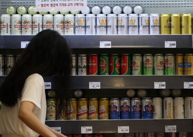 올해 1분기 일본 맥주 수입액이 한국에 대한 일본의 반도체 소재 수출 규제 이후 최대를 기록한 것으로 나타났다. 사진은 서울의 한 대형마트 맥주 매대. 연합뉴스