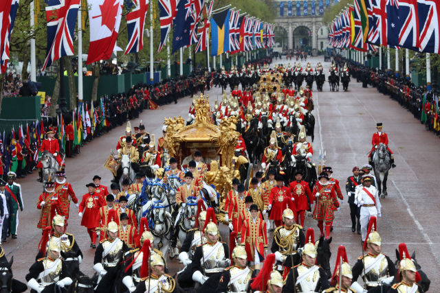 대관식 이후 런던 웨스트민스터 사원에서 버킹엄 궁전으로 돌아가는 찰스 3세의 마차 행렬. 로이터연합뉴스