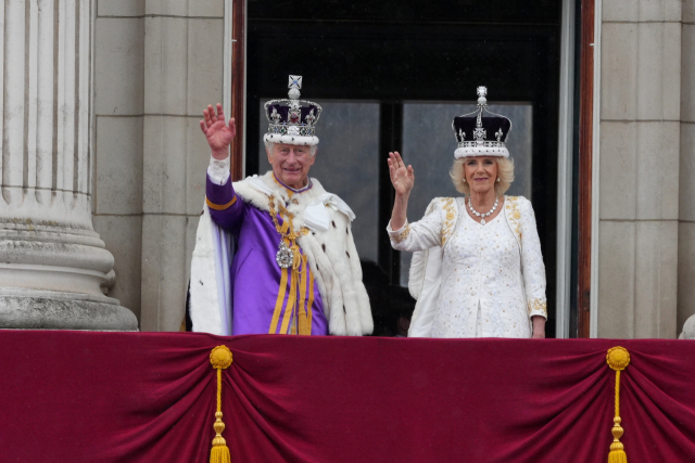 버킹엄 궁전 발코니에서 기념 촬영을 하는 찰스 3세와 커밀라 왕비. UPI연합뉴스
