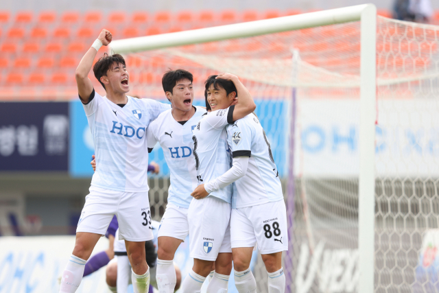 프로축구 K리그2 부산아이파크가 7일 FC안양과의 원정 경기에서 모처럼 화끈한 공격력을 앞세워 3-0으로 완승했다. 후반 35분 팀의 세 번째 골을 성공한 이승기(88번)가 동료들의 축하를 받고 있다. 한국프로축구연맹 제공