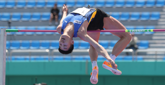 우상혁(27·용인시청)이 9일 경북 예천스타디움에서 열린 항저우 아시안게임 선발전 높이뛰기 남자 대학·일반부 결승에서 2m32를 1차 시기에 성공하고 있다. 연합뉴스