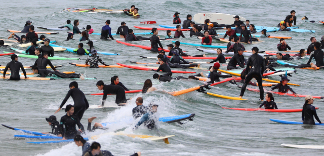 부산 해운대구 송정해수욕장에서 서핑을 즐기는 동호인과 교육생 모습. 정종회 기자 jjh@