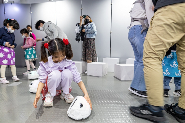 국립부산과학관은 오는 7월 2일까지 1층 김진재홀에서 ‘로봇별 에디-모험의 시작’ 특별 기획전을 진행한다. 한 어린이가 로봇 ‘에디’를 쓰다듬고 있다. 국립부산과학관 제공