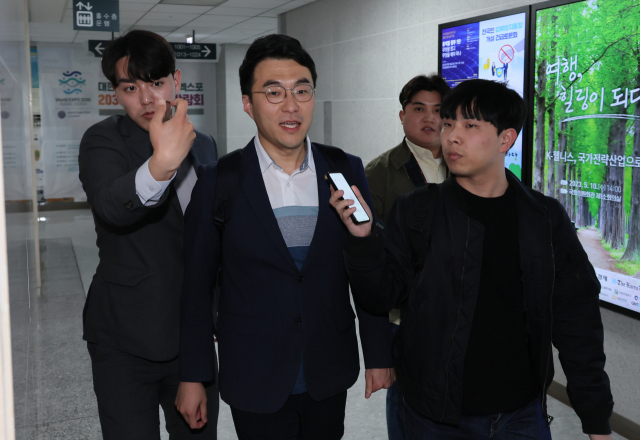 더불어민주당 김남국 의원이 9일 국회 의원회관에서 취재진으로부터 가상자산 보유 논란 관련 질문을 받고 있다. 연합뉴스