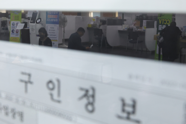 사진은 10일 오전 서울 마포구 서부고용복지플러스센터를 찾은 시민들의 모습. 연합뉴스