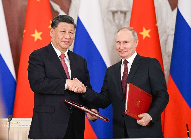 시진핑(왼쪽) 중국 국가주석과 블라디미르 푸틴 러시아 대통령이 올 3월 러시아 모스크바 크렘린궁에서 정상회담 후 ‘중·러 신시대 전면적 전략협력동반자 관계심화에 관한 공동성명’에 서명한 뒤 악수하고 있다. 부산일보DB