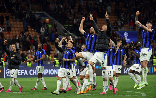 인터밀란 선수들이 11일(한국시간) 이탈리아 밀라노의 산시로에서 열린 2022-2023 유럽축구연맹(UEFA) 챔피언스리그(UCL) 4강 1차전에서 AC밀란을 2-0으로 꺾은 뒤 승리 세리머니를 하고 있다. EPA연합뉴스