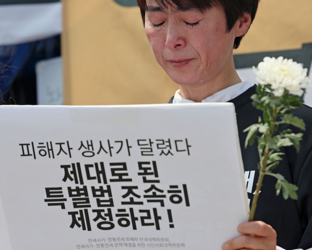 11일 서울 국회 앞에서 열린 전세사기 피해 특별법 제정 촉구 기자회견에서 참가자가 눈물을 흘리고 있다. 연합뉴스