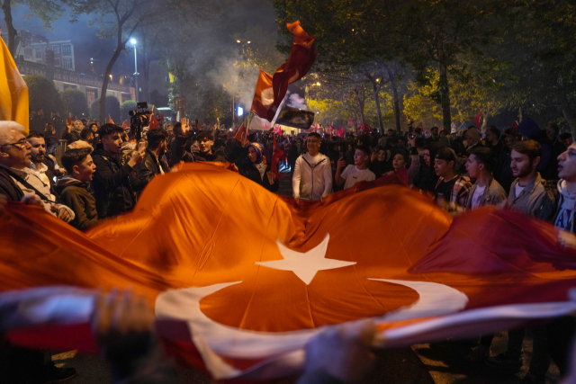 14일(현지 시간) 레제프 타이이프 에르도안 튀르키예 대통령이 대선 개표에서 1위를 차지한 뒤 지지자들이 이스탄불의 정의개발당(AKP) 본부에서 이를 축하하고 있다. AP연합뉴스연합뉴스