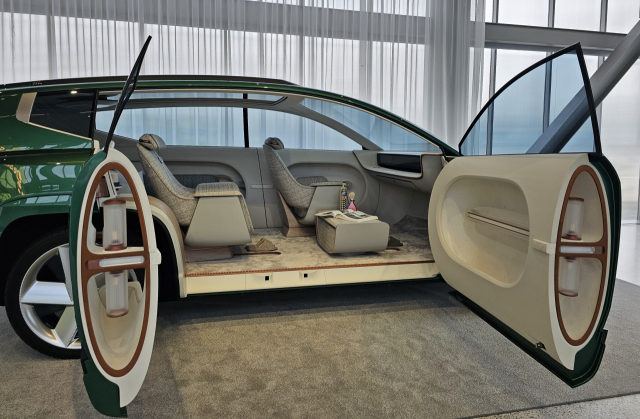 현대자동차의 아이오닉 콘셉트카 '세븐(SEVEN)'. 프리미엄 라운지 형태의 내부로 거주 공간으로서의 기능을 더한 모습이다. 오금아 기자