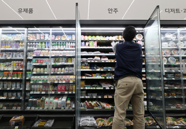 16일 서울의 한 CU편의점에 밀폐형 냉장고가 시범 설치돼 있다. 연합뉴스