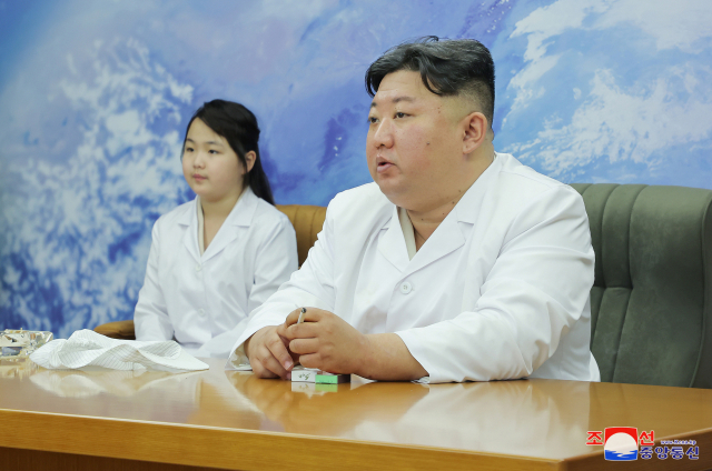 북한 김정은 국무위원장이 정찰위성 발사준비위원회 사업을 현지 지도했다고 조선중앙통신이 17일 보도했다. 통신은 