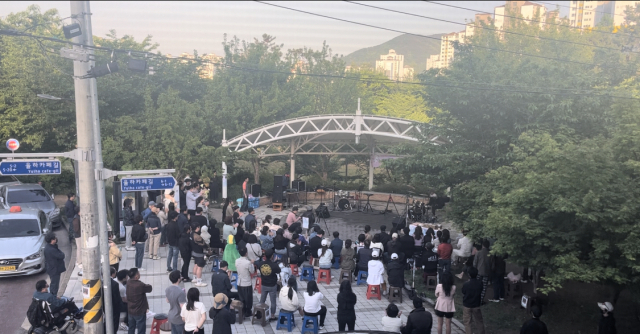 경남 김해의 한 주택가에 설치된 야외 소공연장 ‘카페 광장’에 최근 공연이 펼쳐져 인근 주민들이 소음 고통에 시달렸다. 이경민 기자