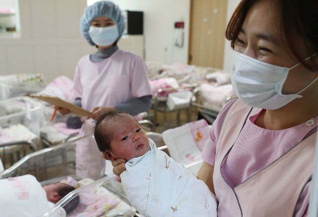 전남 광주 북구의 한 병원 신생아실에서 한 신생아가 간호사 품에 안겨 돌봄을 받고 있다. (기사와 무관합니다.) 연합뉴스