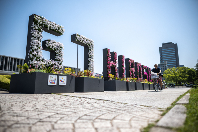 19~21일 주요 7개국(G7) 정상회의가 열리는 일본 히로시마의 평화기념공원에 G7 정상회의를 기념하는 조형물이 설치돼 있다. AFP연합뉴스