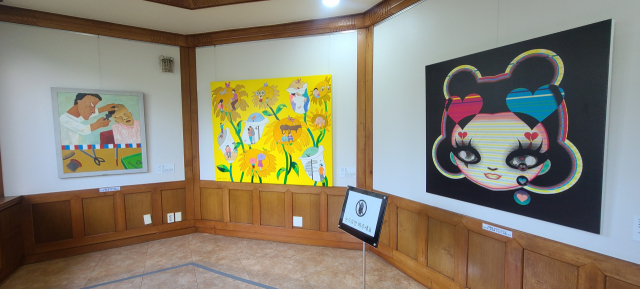 경남도민의집 1층 집무실 벽면에 전시돼 있는 미술 작품들.