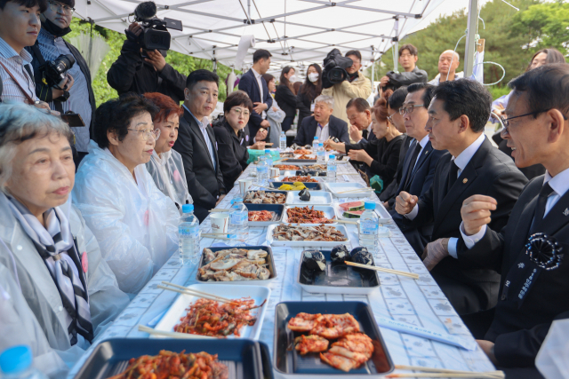 박민식 국가보훈처장이 지난 18일 광주 국립5·18민주묘지에서 열린 5·18민주화운동 주먹밥 나눔 행사에 참석해 환담하고 있다. 연합뉴스