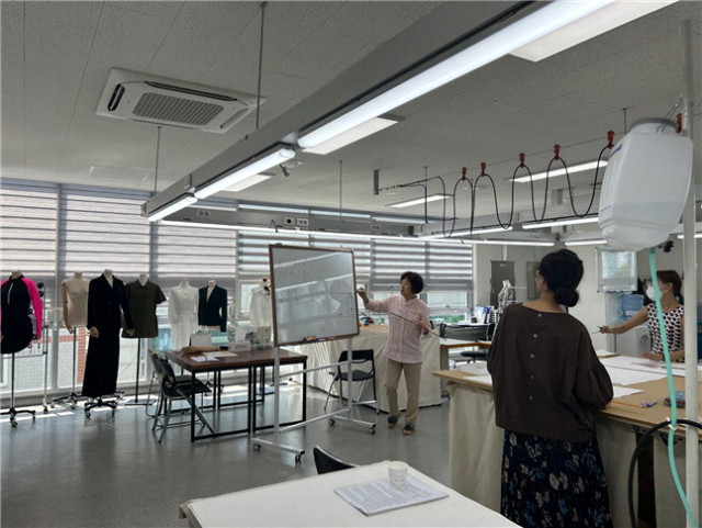 지난 17일 부산 동구 범일동 부산패션비즈센터에서 시작한 ‘패션 실무를 위한 평면 패턴 기초 과정’ 교육 모습. 부산패션비즈센터 제공