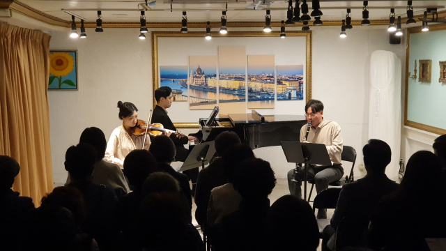 지난해 11월 음악당 라온에서 열린 '우리 동네 문화살롱 페스타' 공연 모습. 부산소공연장연합회 제공