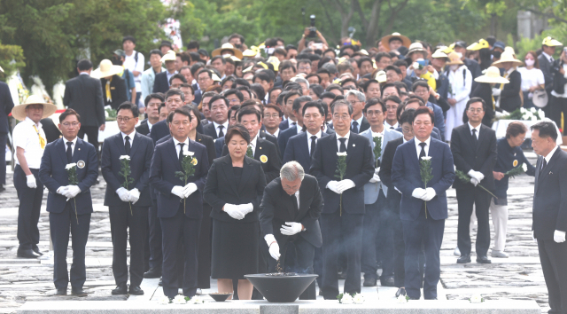 23일 경남 김해시 봉하마을에서 열린 고 노무현 전 대통령 14주기 추도식 참석자들이 고인 묘역에서 참배하고 있다. 김종진 기자 kjj1761@