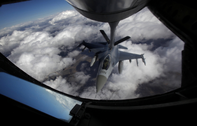 우크라이나에 지원될 것으로 예상되는 미국산 F-16 전투기가 훈련 중 공중 급유를 받고 있다. AP연합뉴스연합뉴스