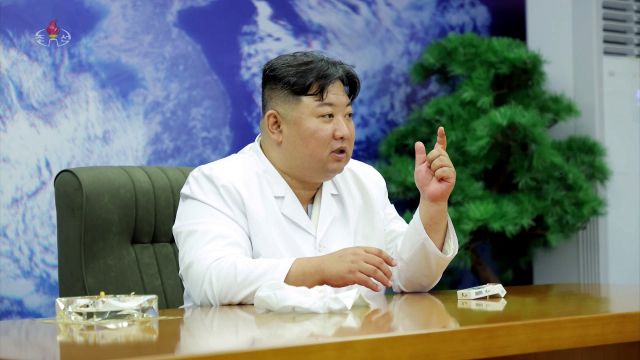 북한 김정은 국무 위원장이 지난 16일 ‘위성발사준비위원회’의 ‘차후 행동계획’을 승인했다. 연합뉴스