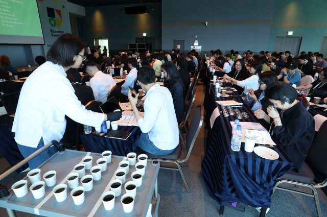 31일 부산 동구 초량동 아스티호텔에서 열린 ‘2023 부산 글로벌 커피 포럼’에서 참가자들이 커피 맛과 향미를 평가하고 있다. 정대현 기자 jhyun@