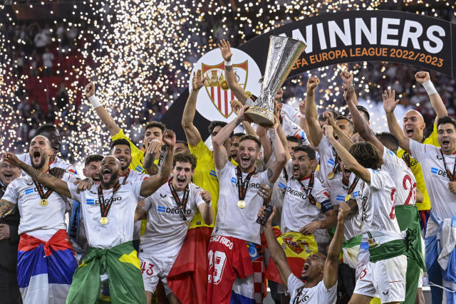 1일(한국시간) 헝가리 부다페스트의 푸슈카시 스타디움에서 끝난 2022-2023 유럽축구연맹(UEFA) 유로파리그(UEL) 결승에서 AS로마를 승부차기 끝에 이기고 통산 7번째 우승을 차지한 세비야(스페인) 선수들이 트로피를 들어 올리며 챔피언 세리머니를 펼치고 있다. EPA연합뉴스