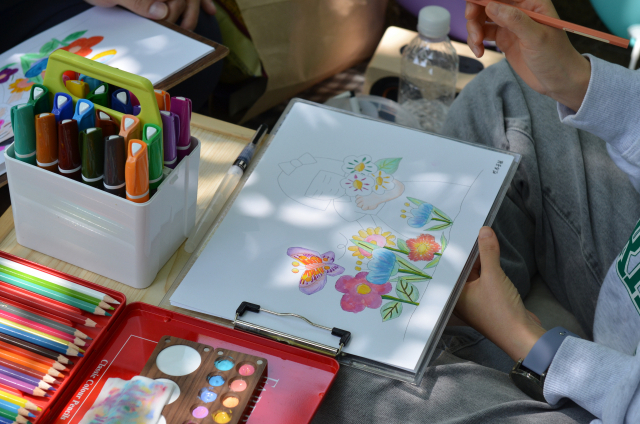 '민주공원 반나절풍류' 참가자가 컬러링페이퍼 키트에 색칠을 하고 있다. 민주공원 제공