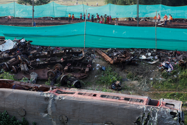 지난 2일 인도 동부 오디샤주에서 발생한 열차 참사 현장에서 구조대원들이 훼손된 차량 잔해들 사이로 인명 구조 작업을 실시하고 있다 로이터연합뉴스