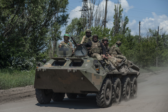 5일(현지 시간) 우크라이나 병사들이 군사작전 지역인 도네츠크주 바흐무트에서 장갑차를 타고 이동하고 있다. 로이터연합뉴스