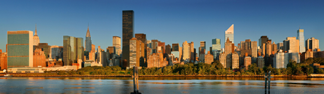 사진 중앙에서 오른쪽에 경사진 첨두의 흰색 건물이 뉴욕 맨해튼에 있는 ‘시티그룹 센터’다. 을유문화사 제공