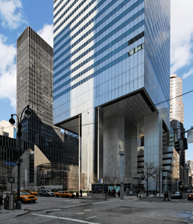 뉴욕의 ‘시티그룹 센터’는 과감하게 12층 높이까지 비우고 13층부터 건물을 배치했다. 그렇게 비워진 땅은 오롯이 시민을 위한 광장으로 사용된다. 을유문화사 제공