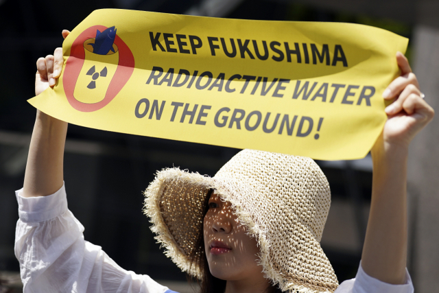 지난 5월 일본 시민단체의 한 회원이 도쿄에서 오염수 방류에 반대하고 있다. AP연합뉴스연합뉴스