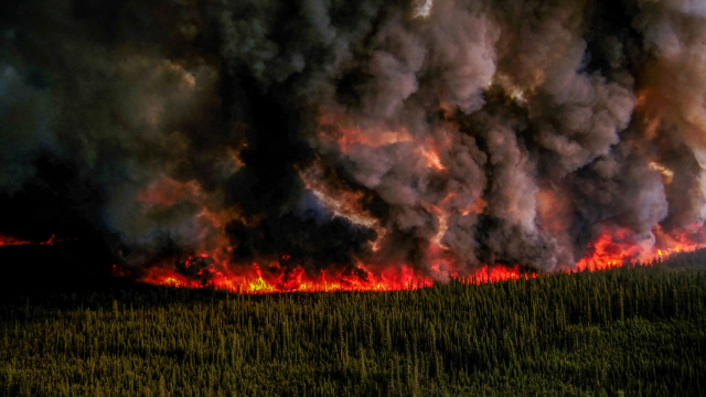 6일(현지 시간) 캐나다 브리티시컬럼비아주 포트넬슨의 남부 도니크릭에서 대규모 산불이 발생해 연기가 솟구치고 있다. 산불로 발생한 연기가 미국 동부까지 확산돼 미국 환경보호청이 주민들에게 대기질 경보를 발령했다. 로이터연합뉴스