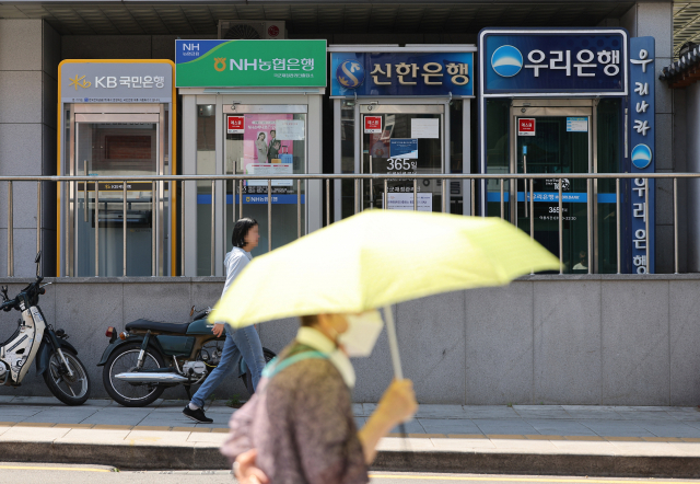 은행권에서 판매된 홍콩H지수 기초 주가연계증권(ELS) 상품에서 약 40억 원대 원금 손실이 발생했다. 서울 시내에 설치되어 있는 주요 은행들의 현금인출기. 연합뉴스